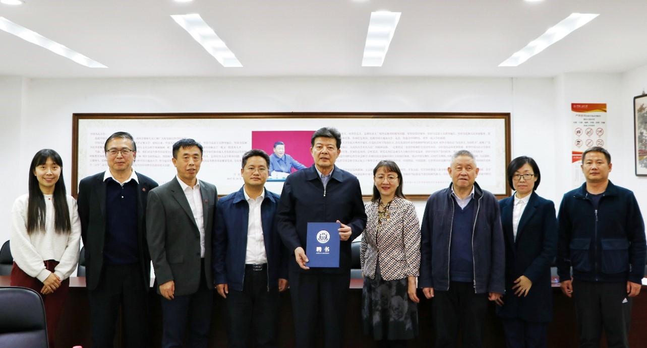 威尼斯人娱乐场线上平台
举行中国人民大学校友会继续教育分会会长聘任仪式 图片2.jpg